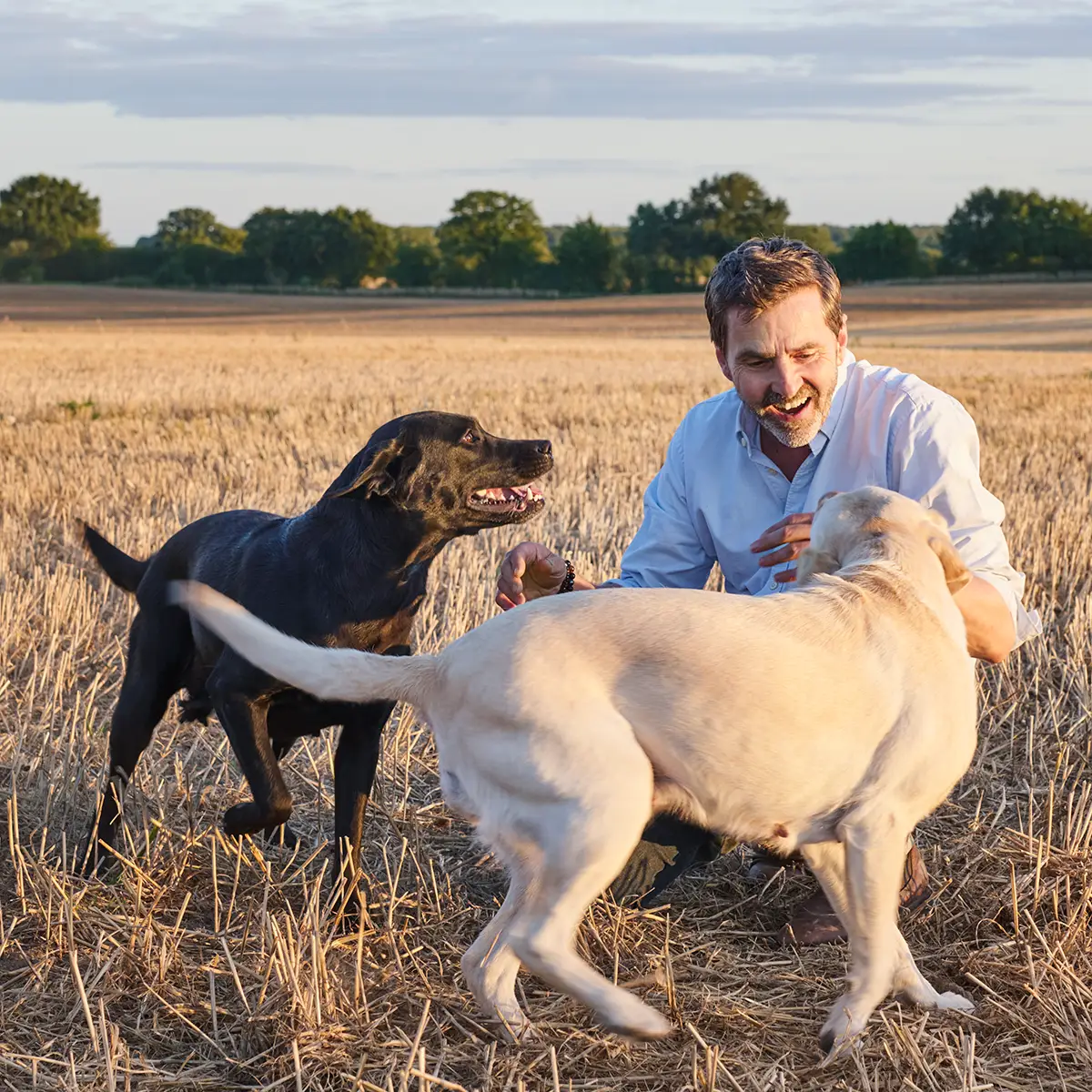 Uwe Krejci mit Hunden – Ernährungsberatung Hund & Phytotherapie Schleswig-Holstein